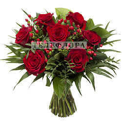Round bouquet of 7 red roses "Flame"